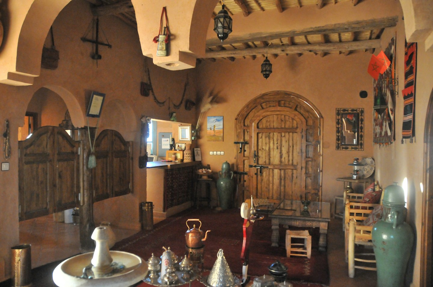 Stanza rustica con travi in legno e arredamento tradizionale.